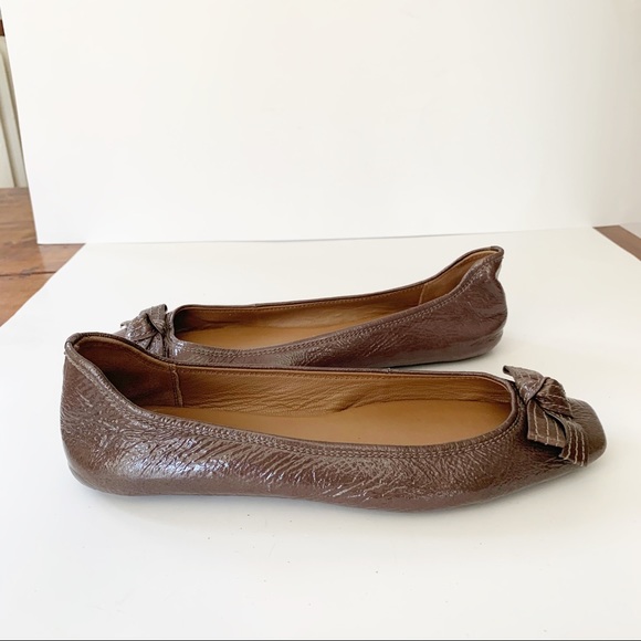 Elie Tahari Taupe Patent Leather Flats Bow Shoes - Picture 11 of 11